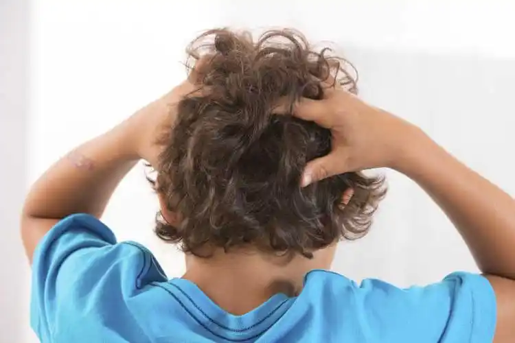 抓头皮的年轻男人