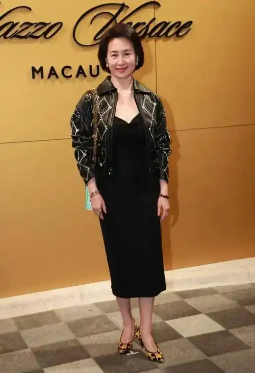 在红毯上,何超琼与家人一同亮相,她站在c位,虽然身高不是最高的,但