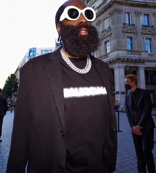 现身巴黎时装周的哈登