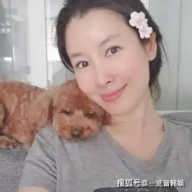 李泰兰与狗狗亲密接触 好友为其新剧应援 企业家丈夫支持其事业_联络