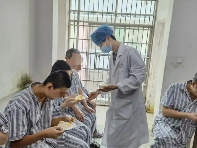 情暖病房医务人员为精神疾病患者庆祝生日