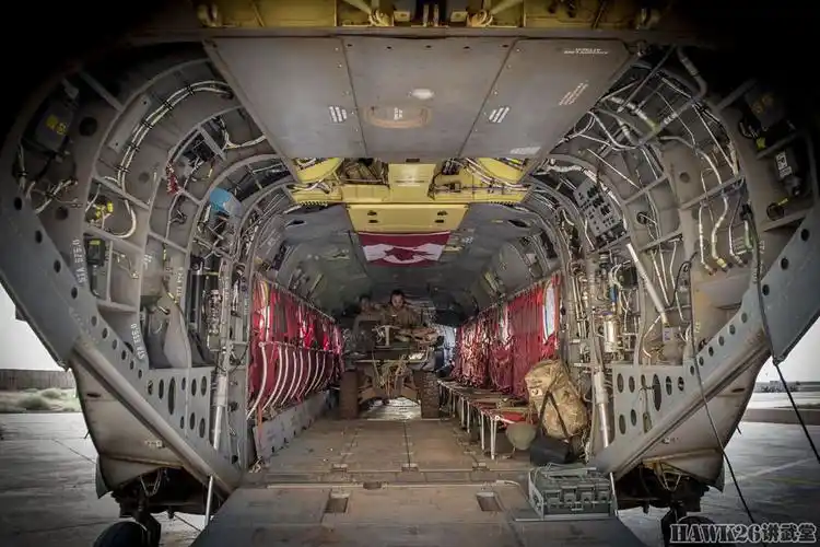 加拿大维和女兵汗流浃背 组装ch-147"支奴干"直升机