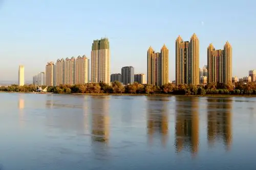 松花江畔看吉林