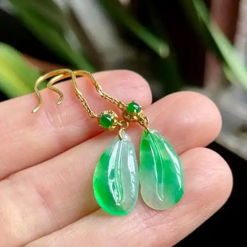 冰种阳绿翡翠耳环