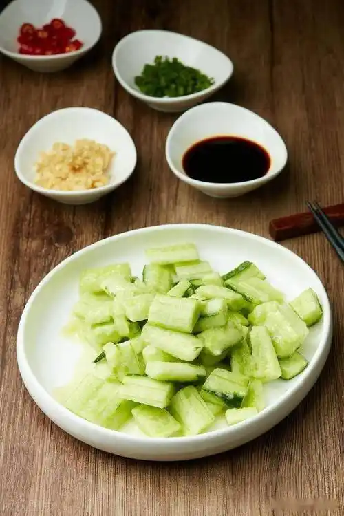 凉拌黄瓜不能直接加调料,厨师长教你5个技巧,脆爽又入味,好吃