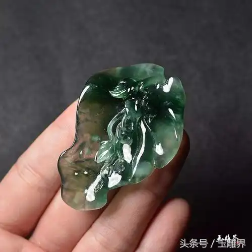 普通的叶子被玉雕师琢进玉石中,这样的作品很勾魂