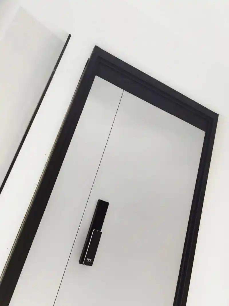 超爱的极简平板银灰色入户门06 超爱的一款极简入户门,银灰色 暗