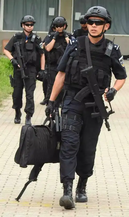 百炼成钢的蓝剑突击队队员