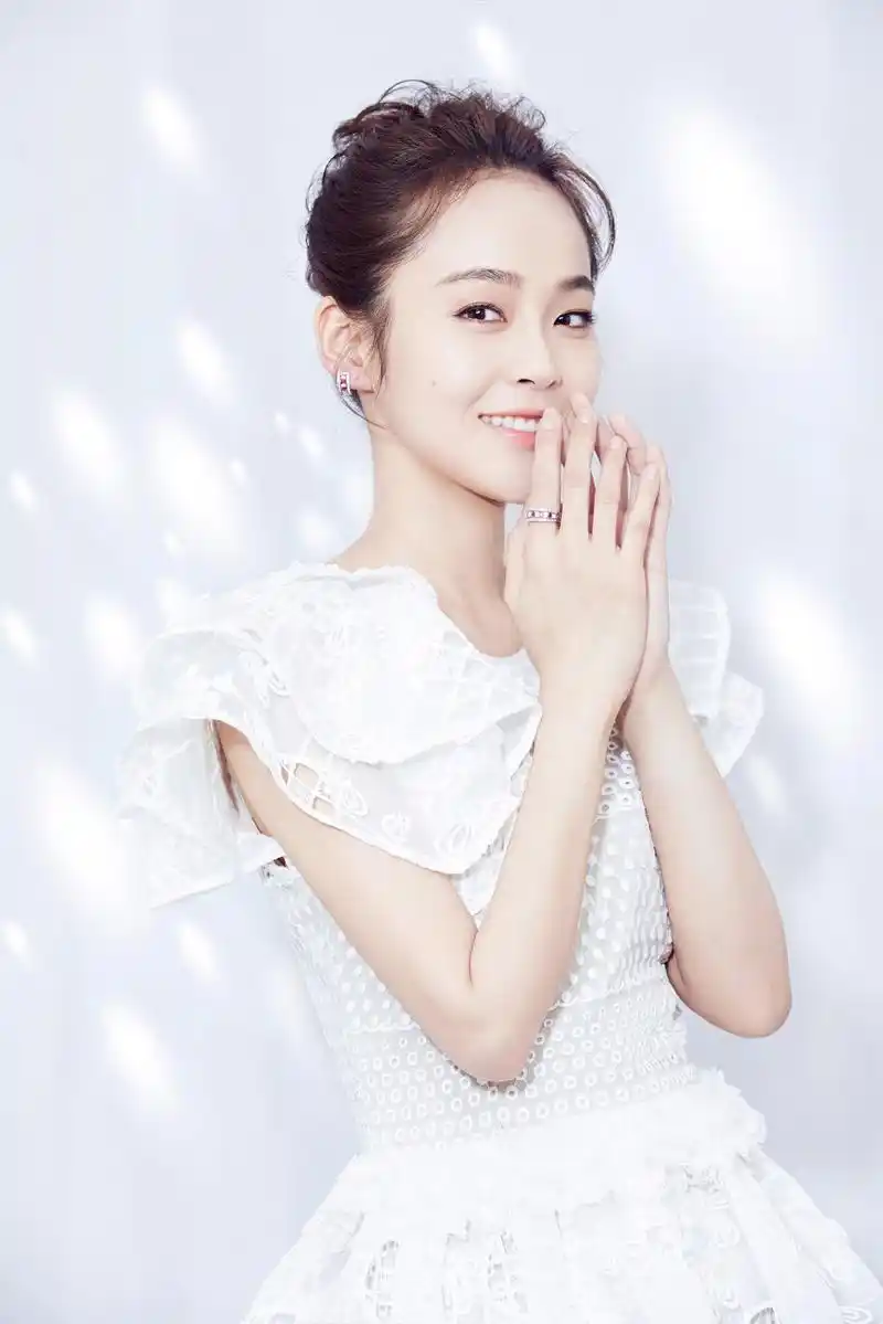 张佳宁身穿白色薄纱蛋糕裙,甜美笑容太治愈