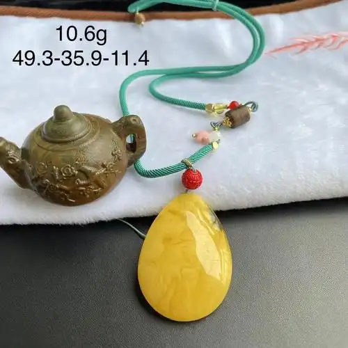 【品名】蜜蜡吊坠【价格】9215【重量】 10.6g【规格】49.3-35.