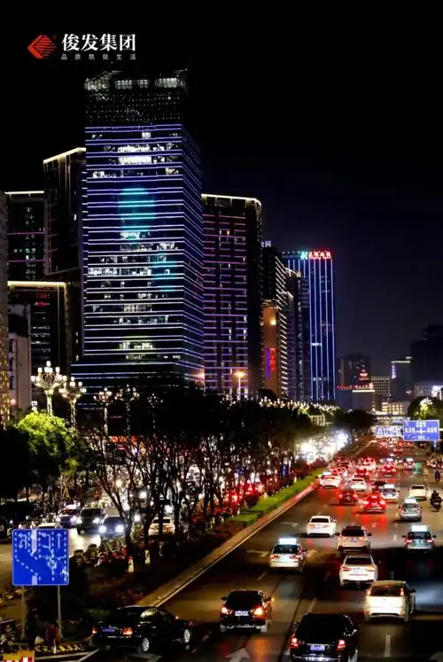 我们在城市深黑的底色里,遇见千年后的昆明江湖