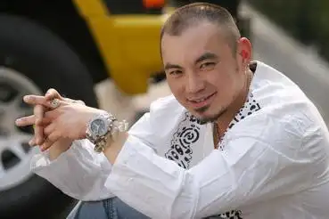 真,宋雨霏等新老演员主演的电视剧《紫檀王》日前正在炎热的横店赶拍