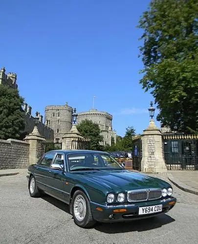 英女王座驾戴姆勒super v8轿车开始拍卖