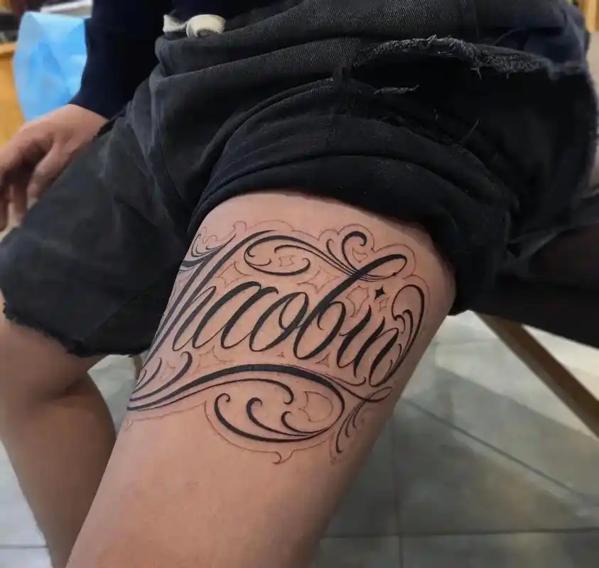 顾客花体字英文名字.店内作品.花体字可以设计.#女纹身师的日 - 抖音