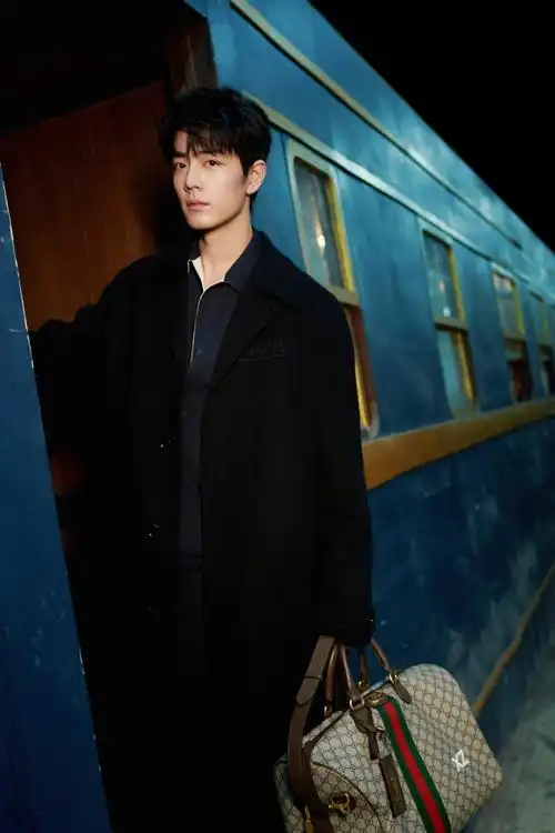 一身黑色大衣搭配古驰创作总监sabato de sarno设计的定制款,带有肖战