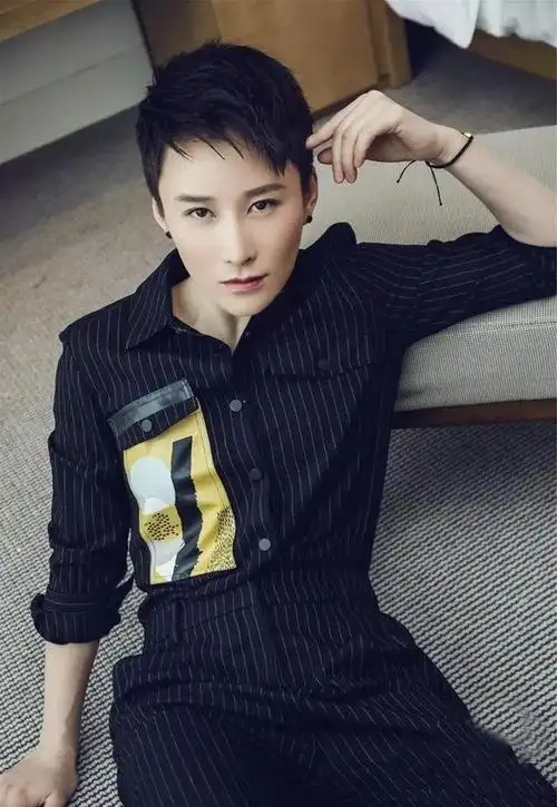 圆脸适合唐艺昕的短发吗(女星也爱板寸头)(15)