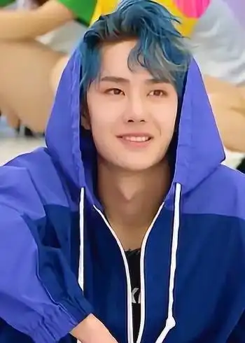 王一博在101的造型真让人上头啊,这头蓝发让人心动!