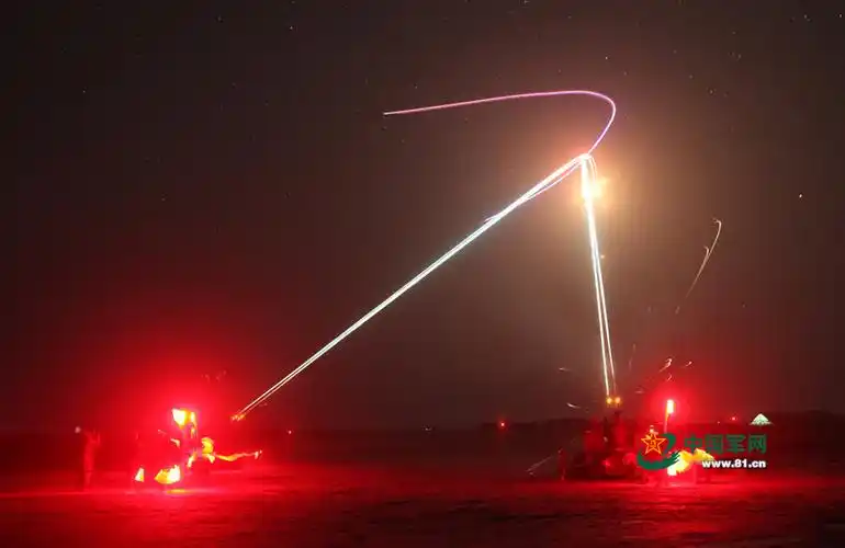解放军高炮群夜间集火射击 火光绚丽
