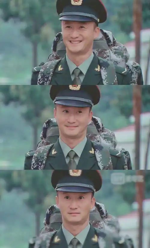 吴京晒军装照#吴京晒出身穿军装,敬着军礼的照片,穿着军装的吴京一身