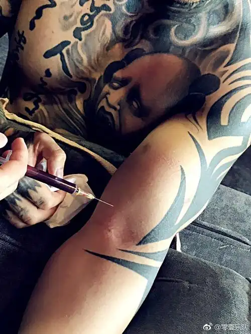 零壹乐队新专辑封面,由纹身大师傅海林手绘完成.这次我用的是真血