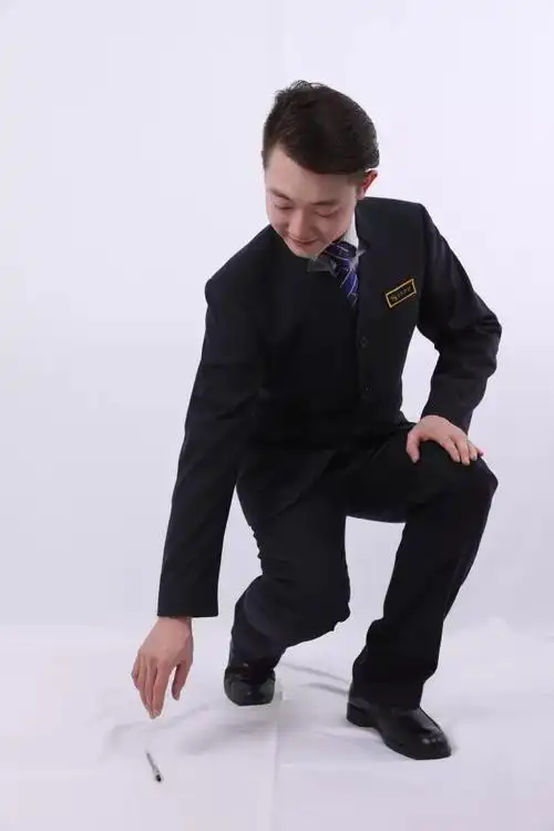 礼仪丨举止礼仪之蹲姿