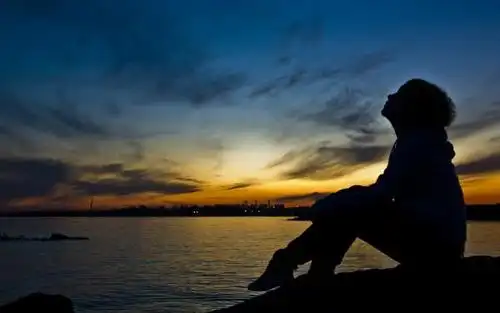 想哭却要坚强的伤感句子 倔强的说着"祝你幸福",其实早已泪流满面