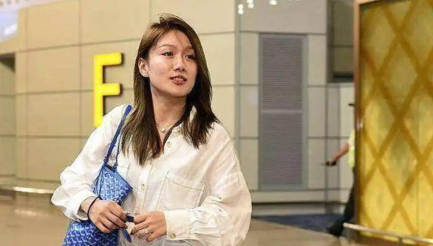 中国球王武磊身价千万妻子气质出众儿女双全家庭幸福