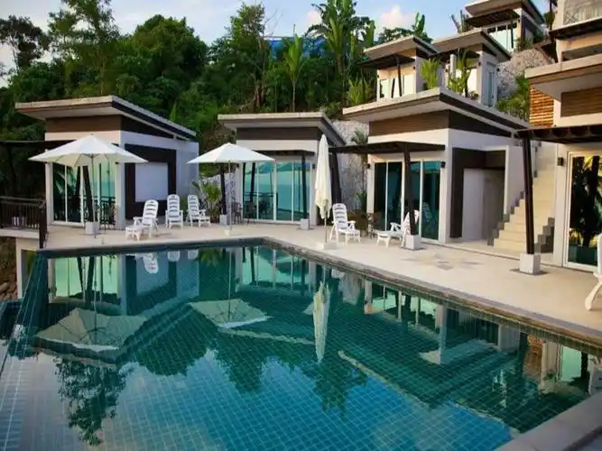 带游泳池的别墅 (villa with pool)