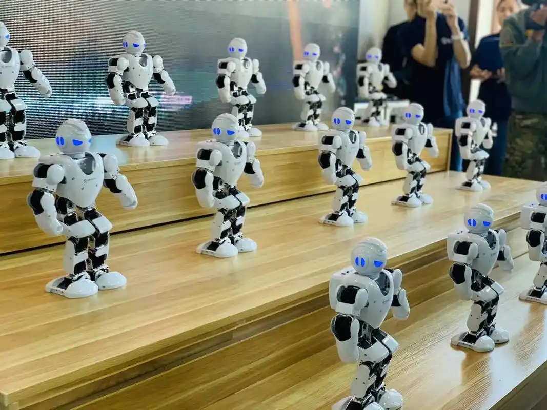 跳舞机器人 激光宝盒,编程教育……北安市启动机器人科技文化体验馆