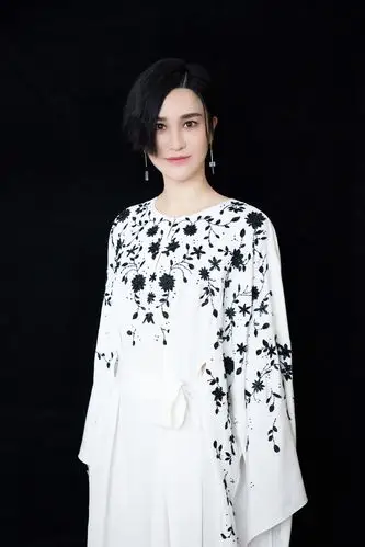 尚雯婕录制cctv网络春晚 光影大秀美轮美奂