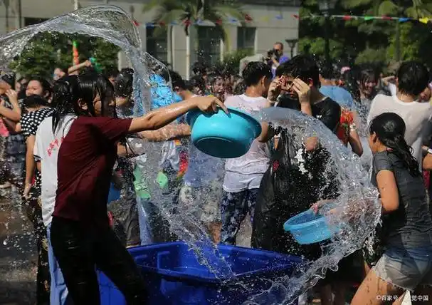 云南泼水节究竟有多疯狂之张百乔:"我拖鞋卡脚里了"