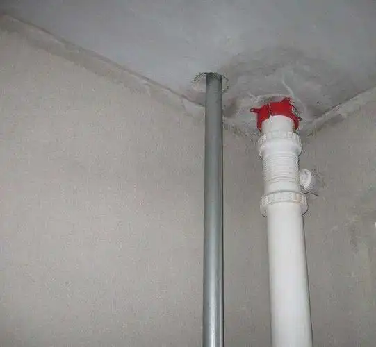 开孔,止回阀是否齐全,排气道表面有无裂纹;检查卫生间地面的渗漏情况