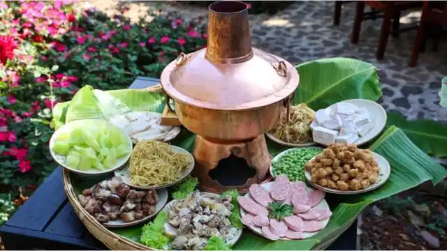 吃铜炊锅在云南省红河哈尼族彝族自治州建水县叫做"吃炊",是一道传承