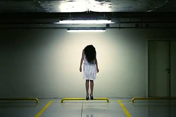 土耳其伊斯坦布尔burcum baygut摄影师-地下停车场的上吊女人