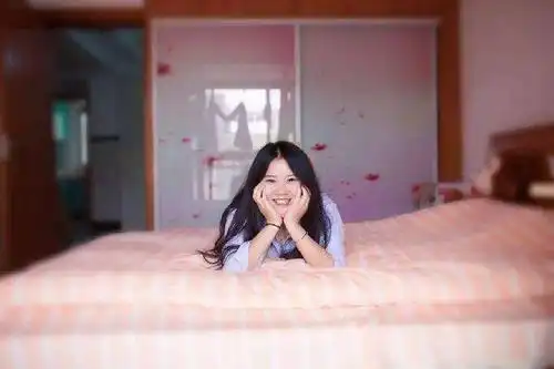 女生"出租半张床"分担房费,你认为合适吗?