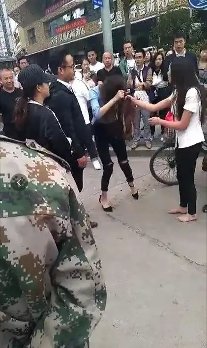 汉中江边,疑似原配抓"小三"!