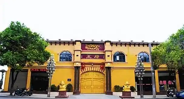 站在伪气功大师王林"王府"前感叹:昔日豪华别墅,门前野鸽横飞