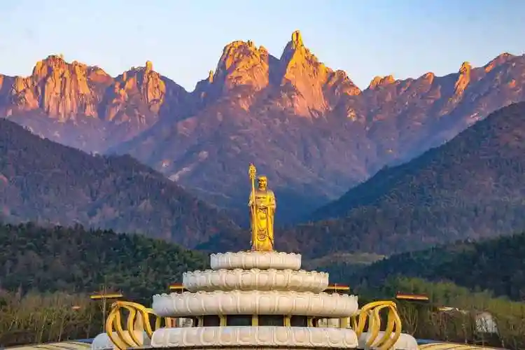天台峰虽然不是九华山的最高峰,但峰顶有古刹,沿途有寺庙.