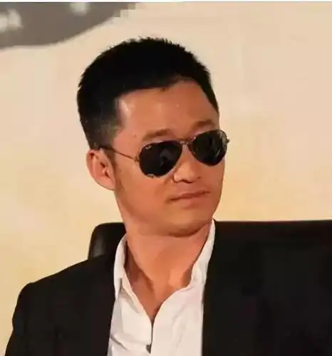 给大家看看几种寸头_吴京示范方寸头_将短发修剪成方寸的样子让