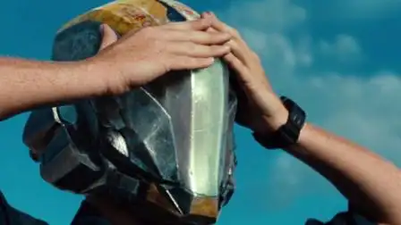 超级战舰:男子带上外星头盔,却意外发现外星人受不了阳光-电影-高清