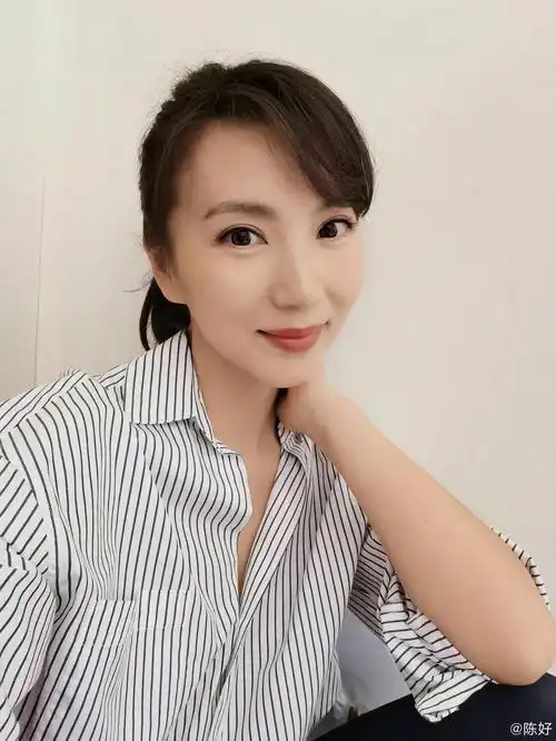 2020-09-01 23:42 会火 0 1 / 6 9月1日,陈好在社交平台晒出一组近照