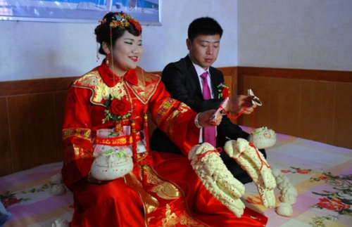 陕西农村的窑洞婚礼,媳妇一进门便腰缠万贯,羡煞旁人