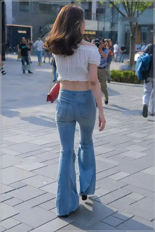 街拍美女:一字肩露脐装搭配牛仔喇叭裤,版型独特,时尚范十足|高腰|高