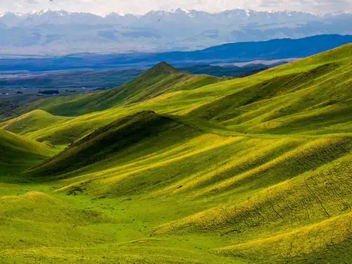 新疆那拉提草原风光与众不同,特别是空中草原,高山草原,比你想象中