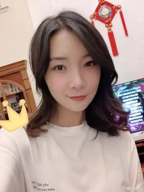 小深深儿晒清新新写真 对a有点黑?网友:再黑能有石悦黑?