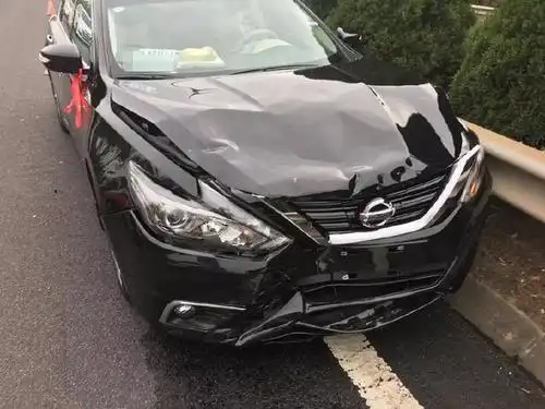 刚花19万买了辆日产天籁就追尾,车主:这是最后一次买日系车了