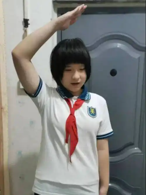 央美实验学校全体小学教师着装整齐,学生身着整洁的校服,佩戴鲜艳的