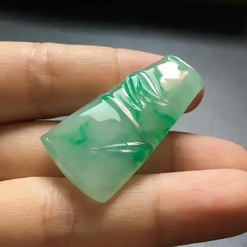 (超值推荐)糯冰种晴底飘绿翡翠竹节挂件