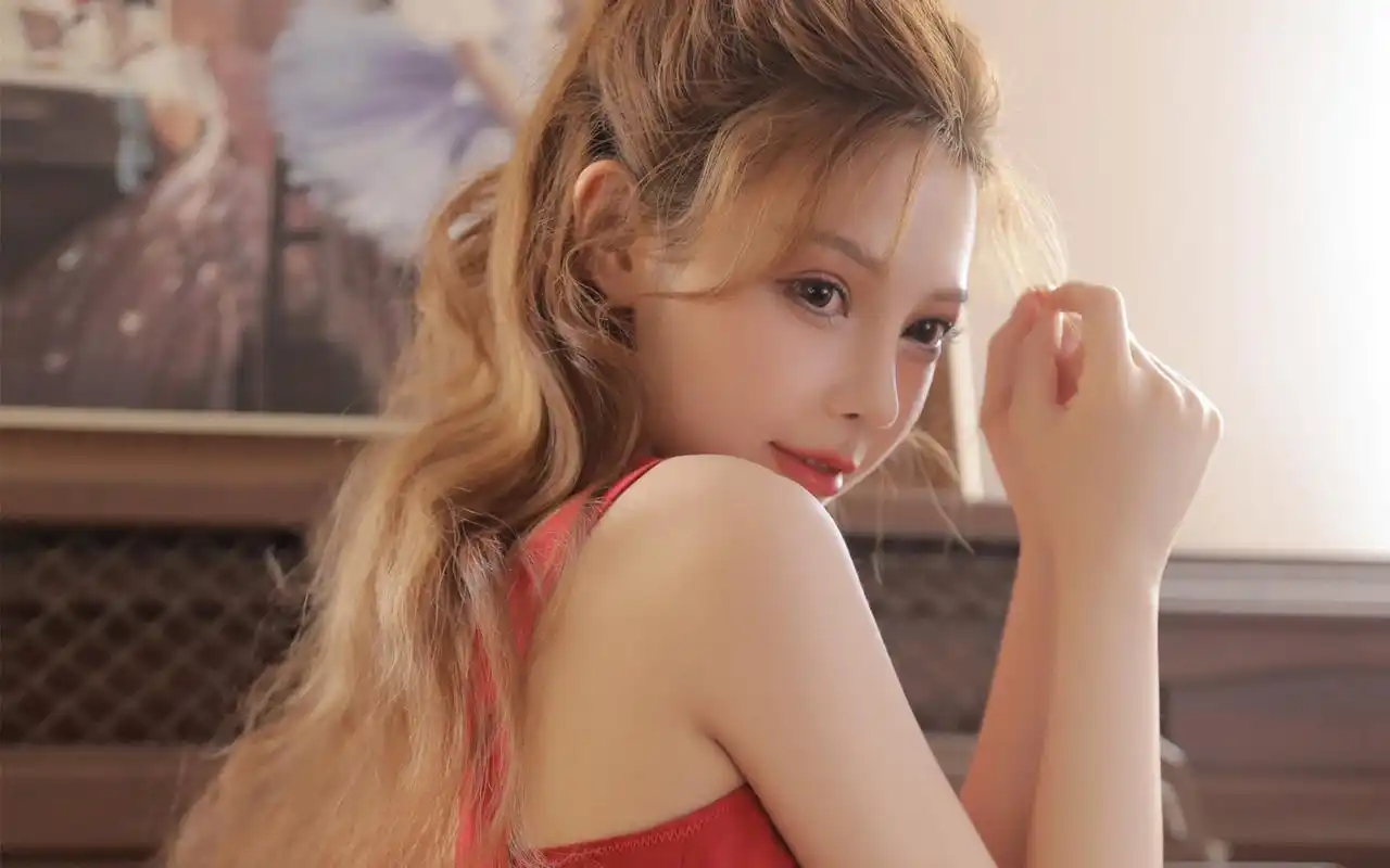 靓丽红裙美女写真图片桌面壁纸