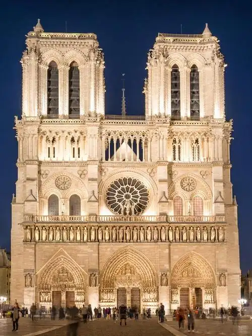 它是巴黎的标志性建筑之一,也是法国最受欢迎的旅游景点之一.